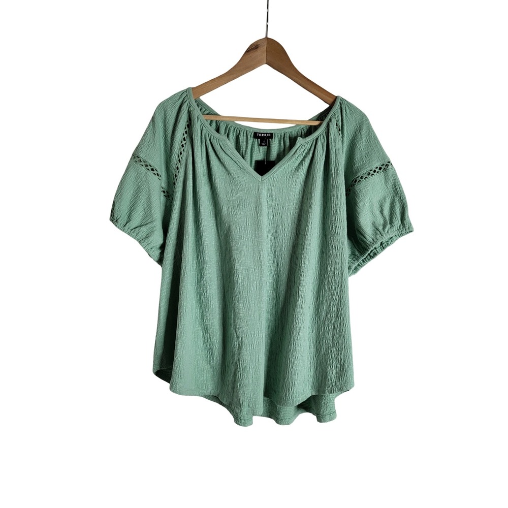 Torrid Sage Green Textured V-Neck Blouse Short Puff Sleeve Crochet Trim Size 1